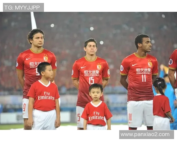 保利尼奥与孔卡的巅峰对决谁能在赛场上笑到最后